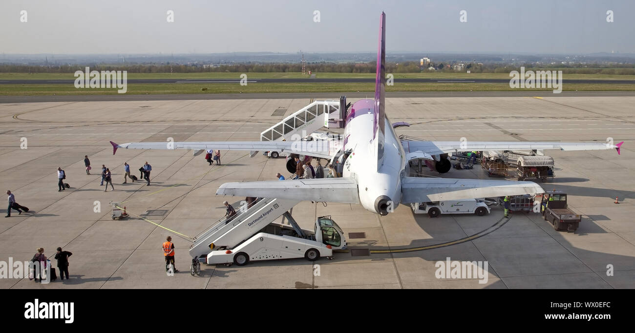 In aereo in posizione parcheggio a Dortmund Airport 21, Dortmund, la zona della Ruhr, Germania, Europa Foto Stock