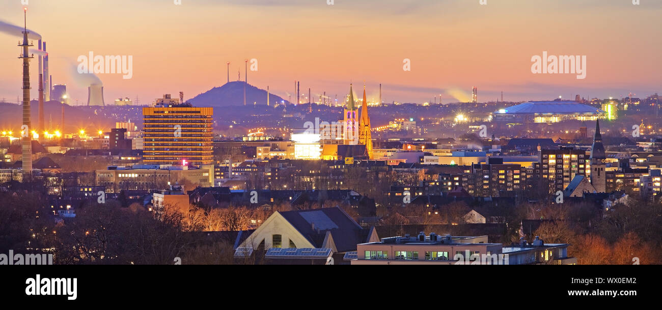 Vista di Gelsenkirchen in serata, la zona della Ruhr, Renania settentrionale-Vestfalia, Germania, Europa Foto Stock
