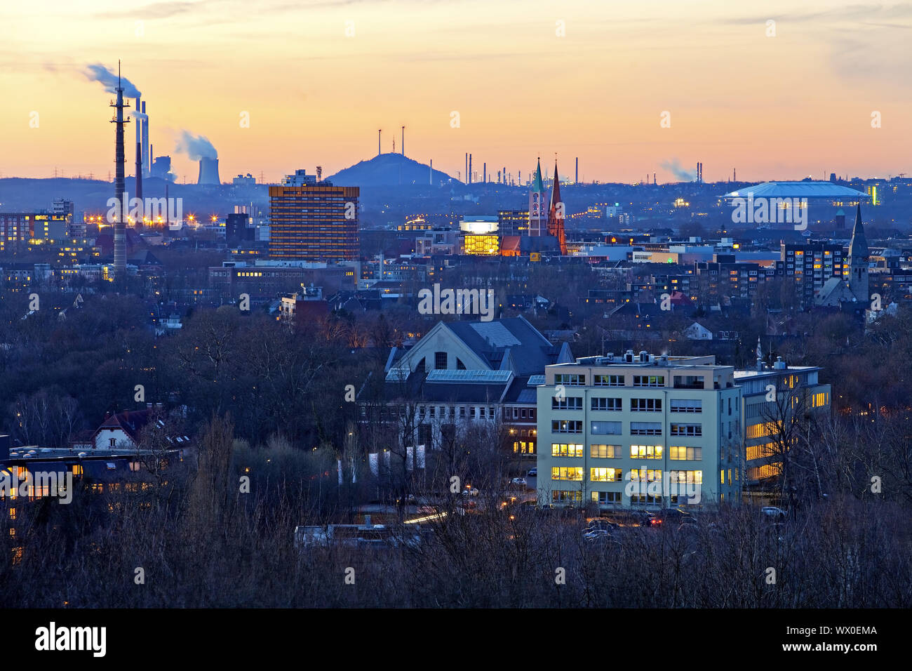 Vista di Gelsenkirchen in serata, la zona della Ruhr, Renania settentrionale-Vestfalia, Germania, Europa Foto Stock