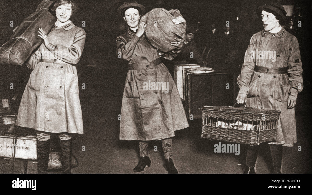 Una scena a Liverpool Street Station durante la Prima Guerra Mondiale. Le donne hanno preso nel corso di lavoro di uomini e generalmente ha assunto la carica di stazioni, lasciando così gli uomini liberi di lotta. Dalla rievocazione del secolo, pubblicato nel 1934. Foto Stock