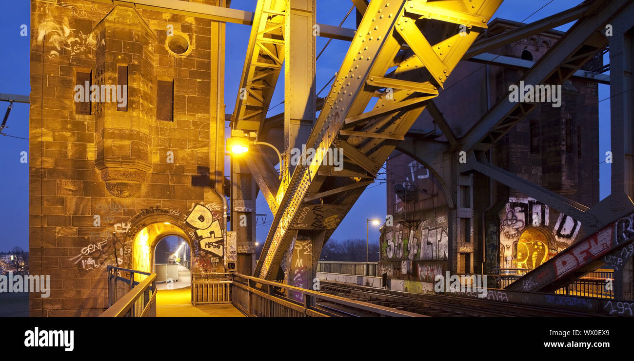 South Bridge in serata, Colonia, nella Renania, Renania settentrionale-Vestfalia, Germania, Europa Foto Stock