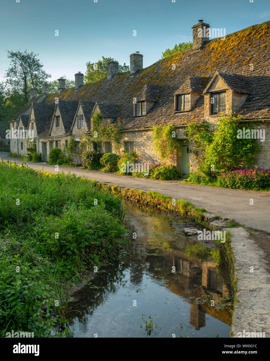 Arlington Row cottages nel grazioso villaggio Costwold di Bibury, Gloucestershire, England, Regno Unito, Europa Foto Stock
