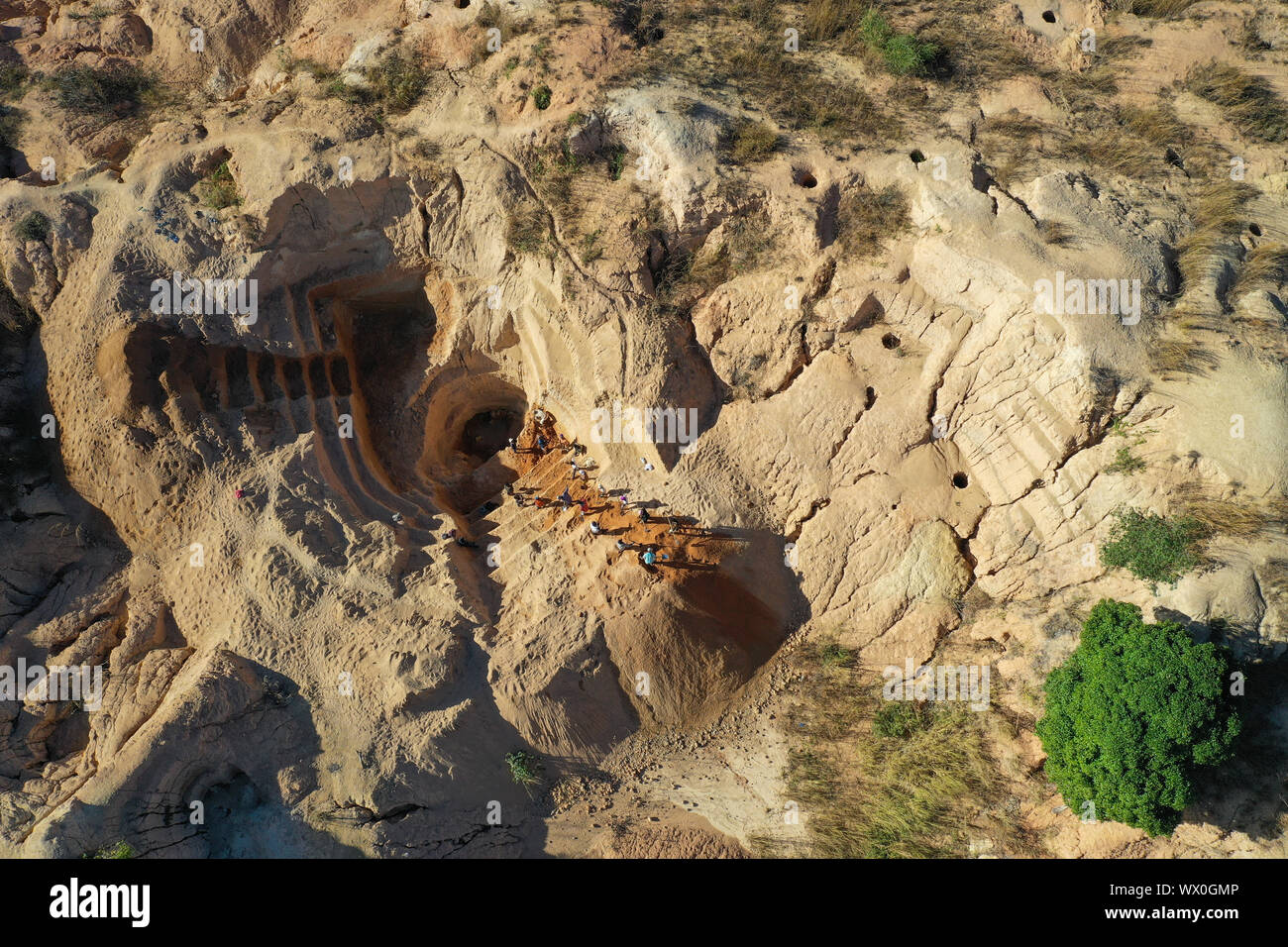 Ilakaka miniera di zaffiro, uno di massa più grande del noto alluvionali depositi di zaffiro, Ilakaka, Regione di Ihorombe, Madagascar, Africa Foto Stock