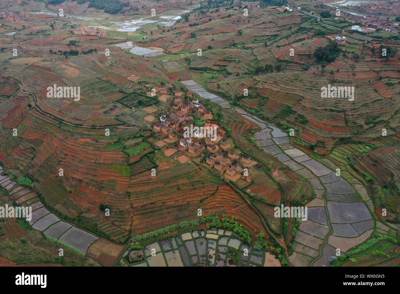 I campi di riso e piccoli villaggi vicino a Ivato, Ambositra distretto, Strada Nazionale RN7 tra Ranomafana e Antsirabe, Madagascar, Africa Foto Stock