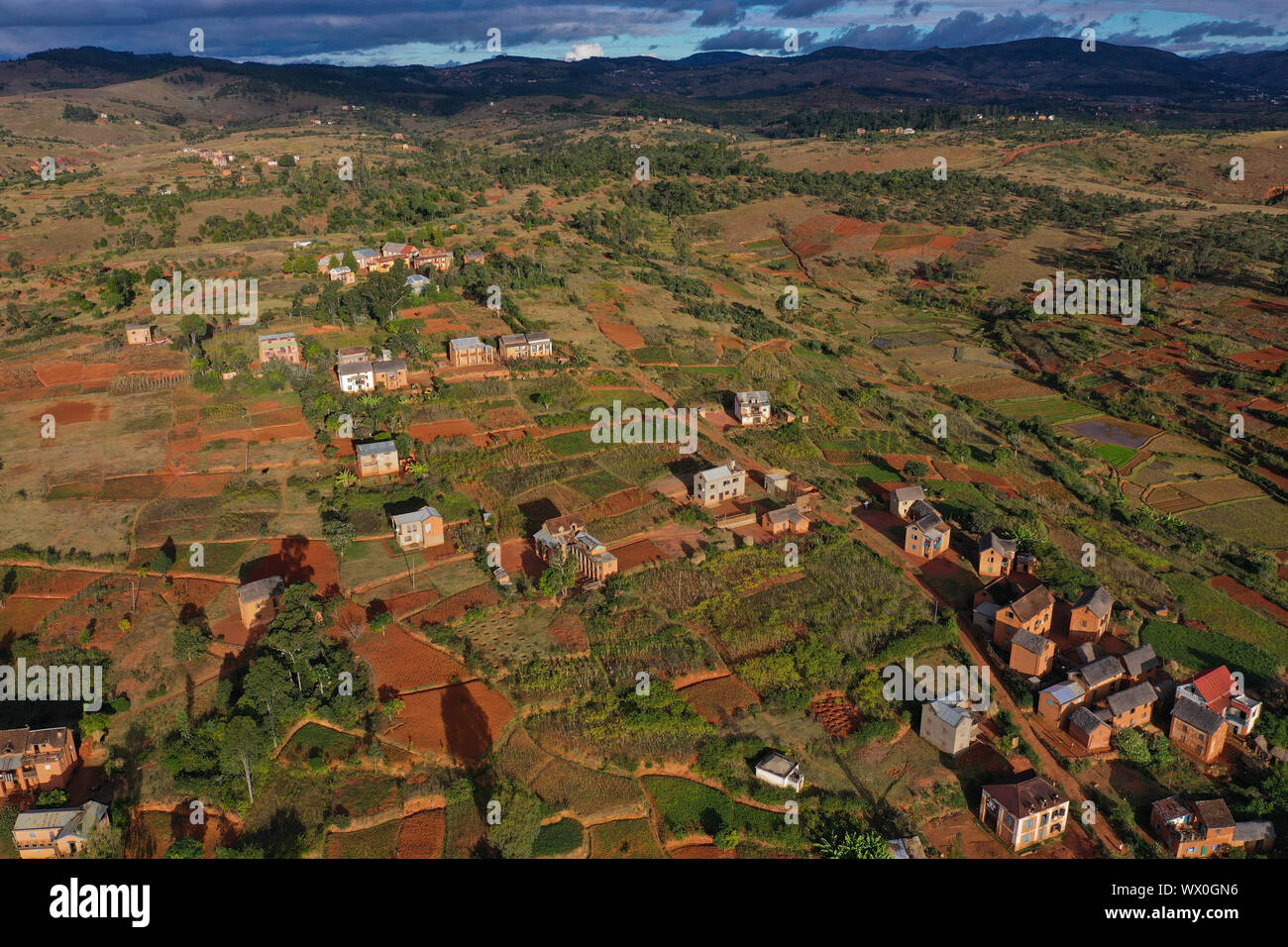 I campi di riso e piccoli villaggi di fango vicino a Sandrandahy, sulla Strada Nazionale RN7 tra Ranomafana e Antsirabe, Madagascar, Africa Foto Stock