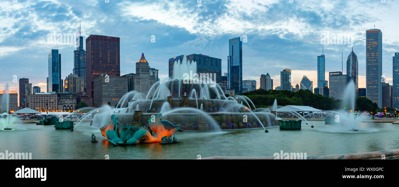 Vista del Buckingham Fountain e sullo skyline di Chicago al crepuscolo, Chicago, Illinois, Stati Uniti d'America, America del Nord Foto Stock