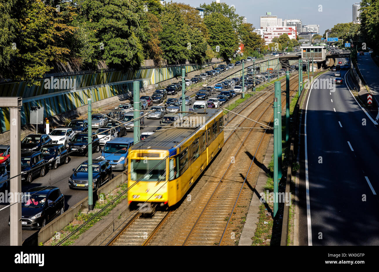 Essen, la zona della Ruhr, Renania settentrionale-Vestfalia, Germania - Incidente la congestione sull'autostrada A40, il trasporto pubblico, qui la metropolitana U18 ha la corsa libera, Foto Stock