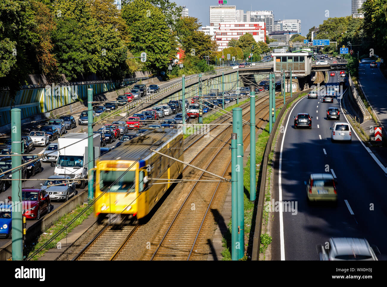Essen, la zona della Ruhr, Renania settentrionale-Vestfalia, Germania - Incidente la congestione sull'autostrada A40, il trasporto pubblico, qui la metropolitana U18 ha la corsa libera, Foto Stock