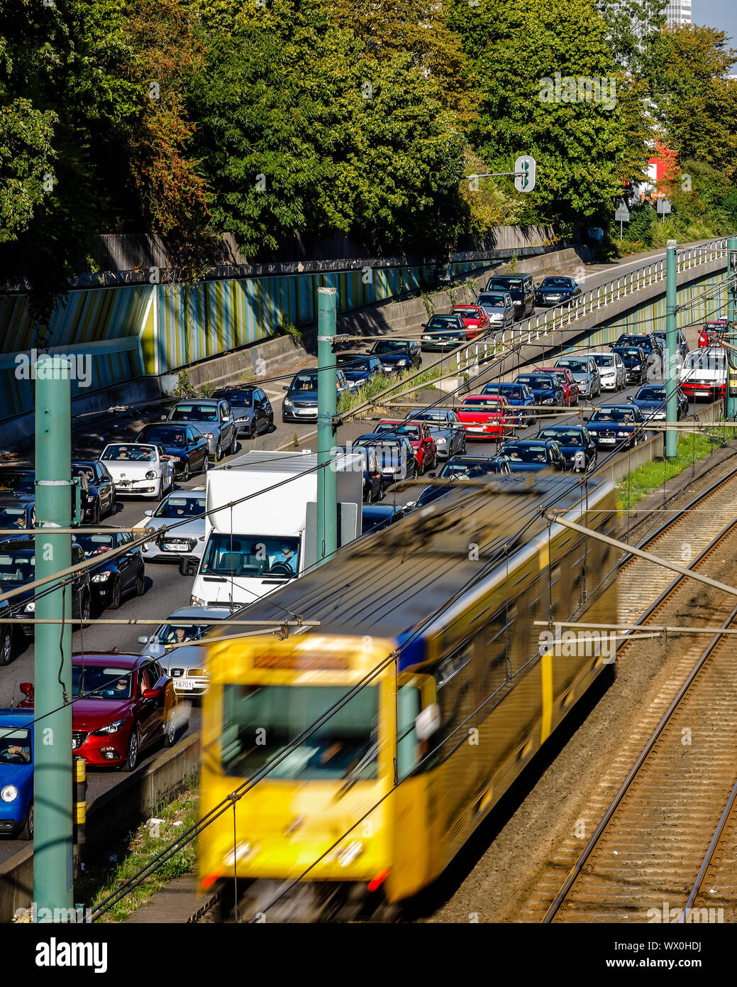 Essen, la zona della Ruhr, Renania settentrionale-Vestfalia, Germania - Incidente la congestione sull'autostrada A40, il trasporto pubblico, qui una metropolitana U18 ha la corsa libera. Ess Foto Stock