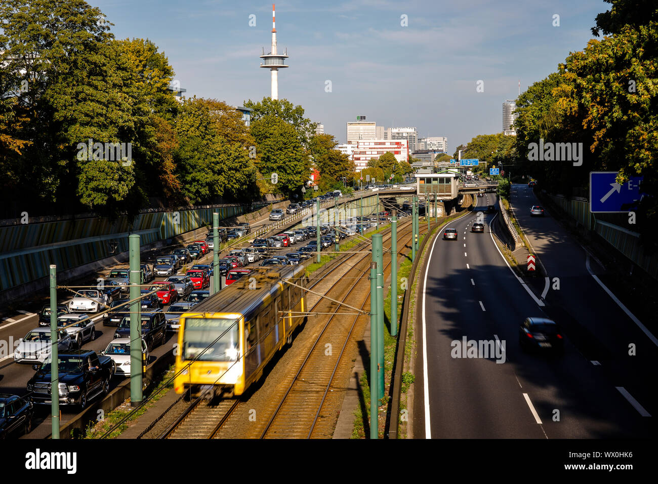 Essen, la zona della Ruhr, Renania settentrionale-Vestfalia, Germania - Incidente la congestione sull'autostrada A40, il trasporto pubblico, qui la metropolitana U18 ha la corsa libera, Foto Stock