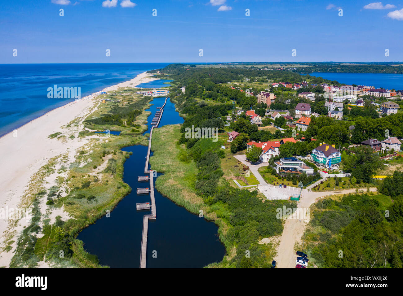 Antenna da fuco di una passerella in un piccolo lago sulla costa di Yantarny, Kaliningrad, Russia, Europa Foto Stock