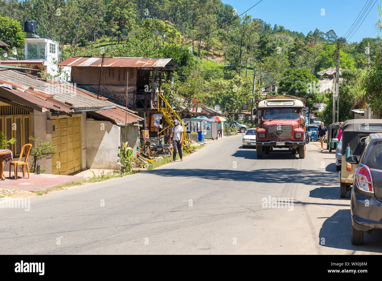 Piccoli negozi, bancarelle e negozi nella principale strada di vendita al dettaglio di Ella in Sri Lanka Foto Stock