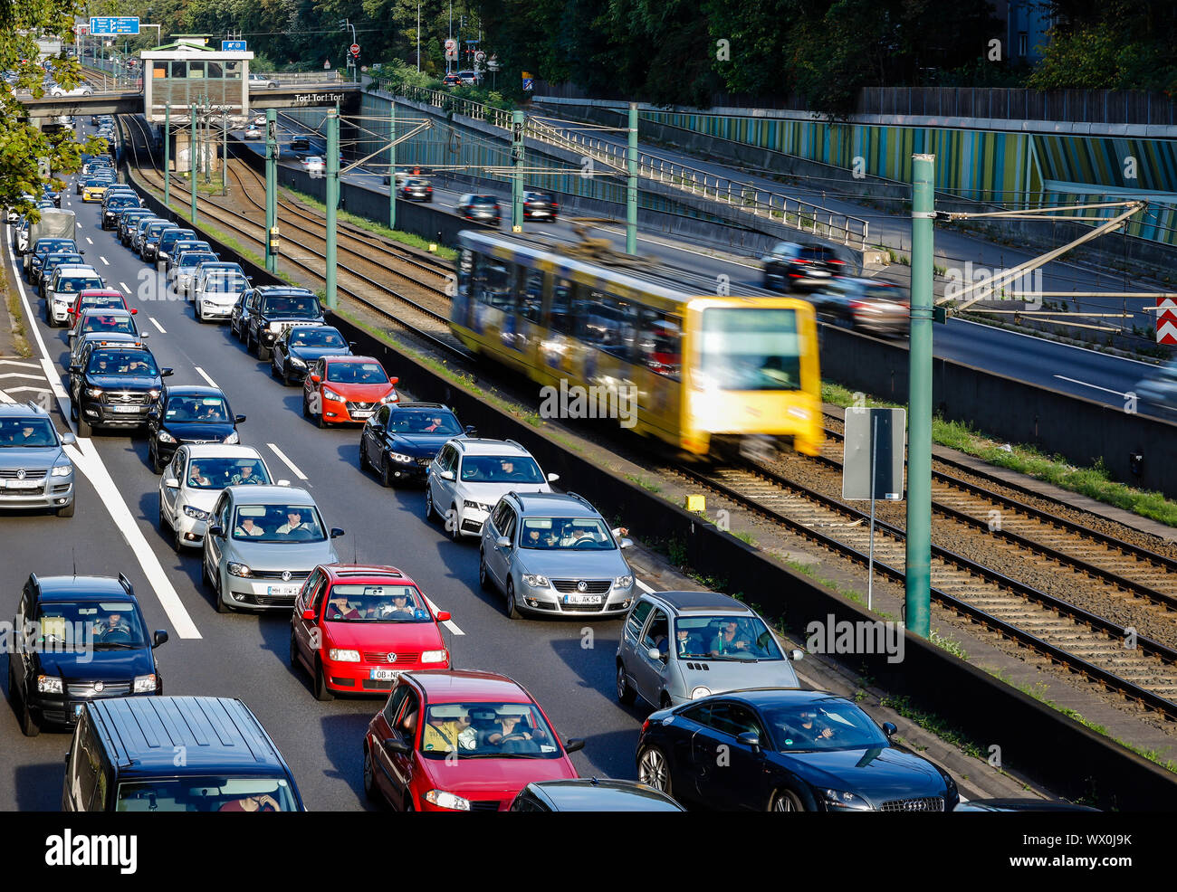 Essen, la zona della Ruhr, Renania settentrionale-Vestfalia, Germania - Incidente la congestione sull'autostrada A40, il trasporto pubblico, qui un tram ha la corsa libera. Essen, RU Foto Stock