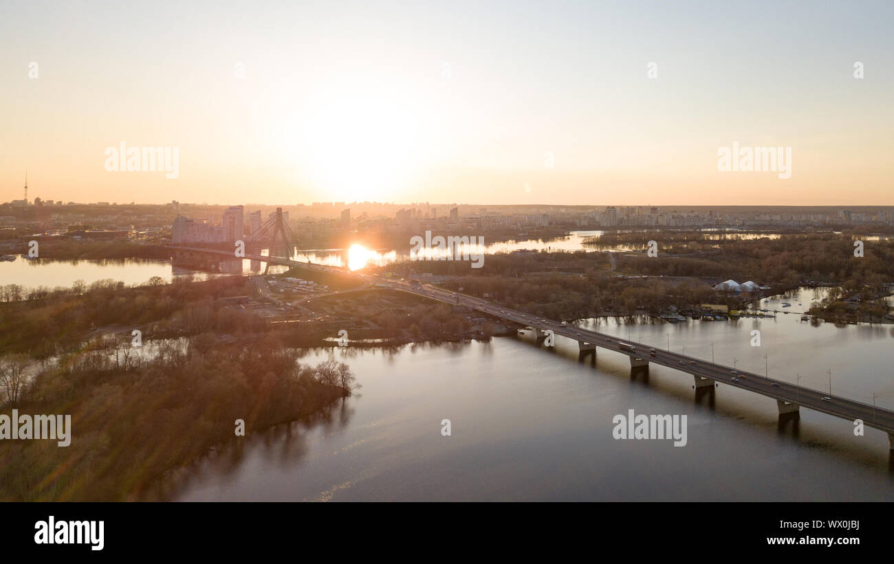 North Bridge al tramonto di fronte fiume Dnieper a Kiev, Ucraina Foto Stock