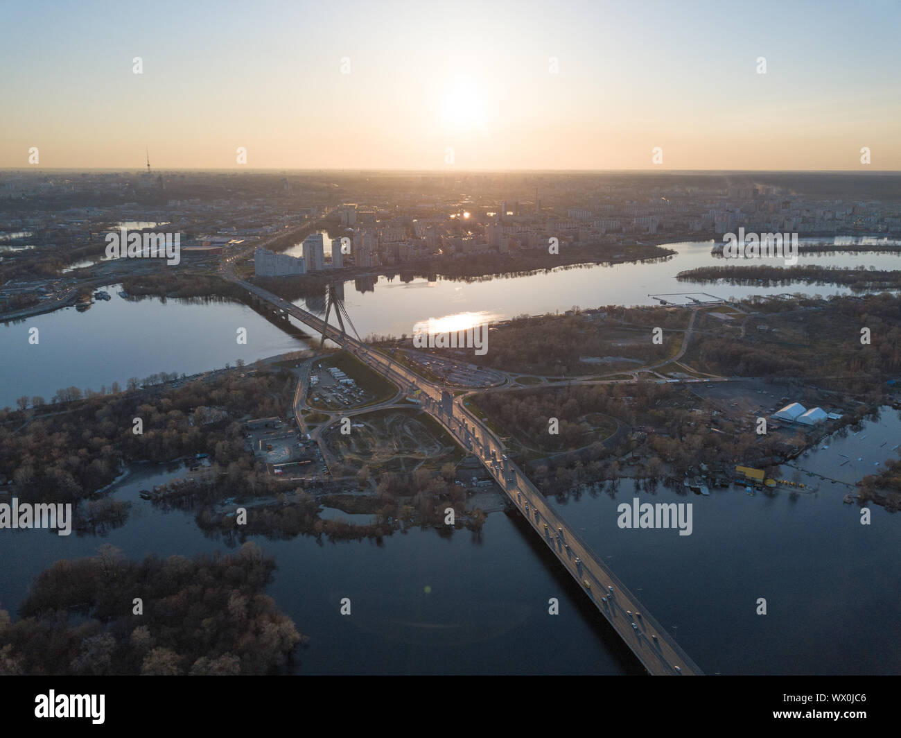 Nord ponte sul fiume Dnieper affacciato sul Skaimol shopping centre e Obolon distretto del tramonto Foto Stock