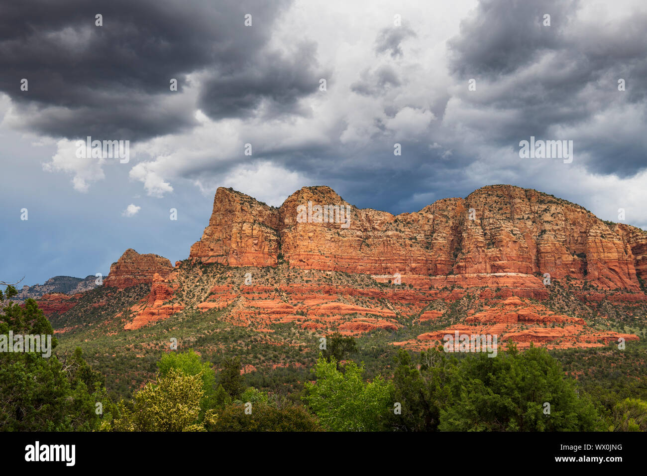 Moody cielo sopra il Red-Rock buttes, Sedona, in Arizona, Stati Uniti d'America, America del Nord Foto Stock