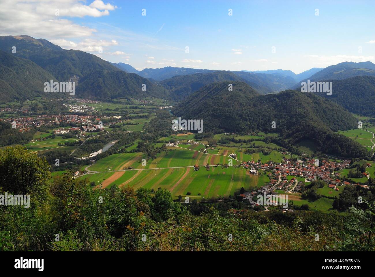 La Slovenia, Soca valley, vista dal monte kovrat. Sulla sinistra Tolmin città sulla destra Volce village. Foto Stock