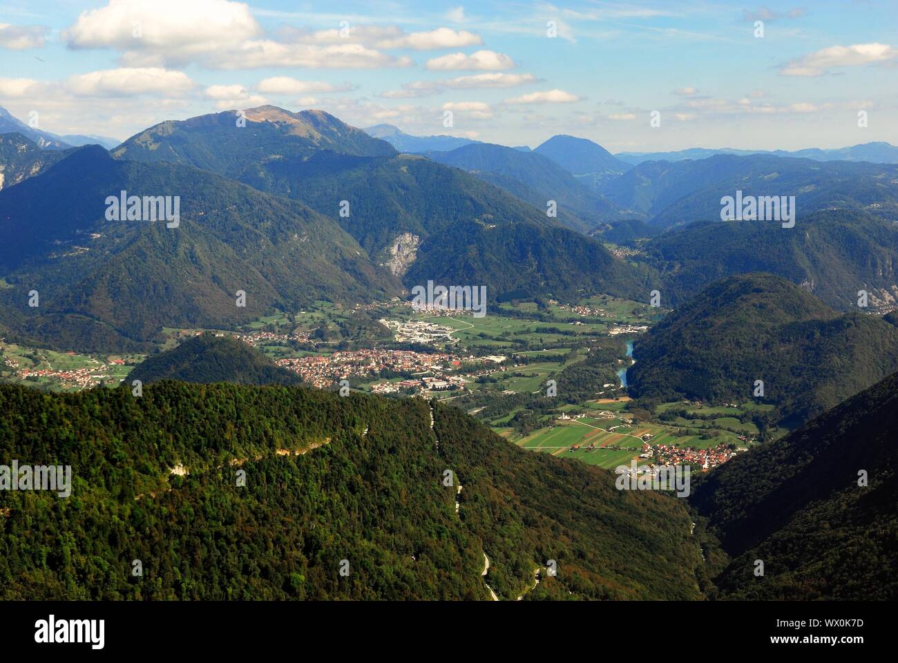 La Slovenia, Soca valley, vista dal monte kovrat. Sulla sinistra Tolmin città sulla destra Volce village. Foto Stock
