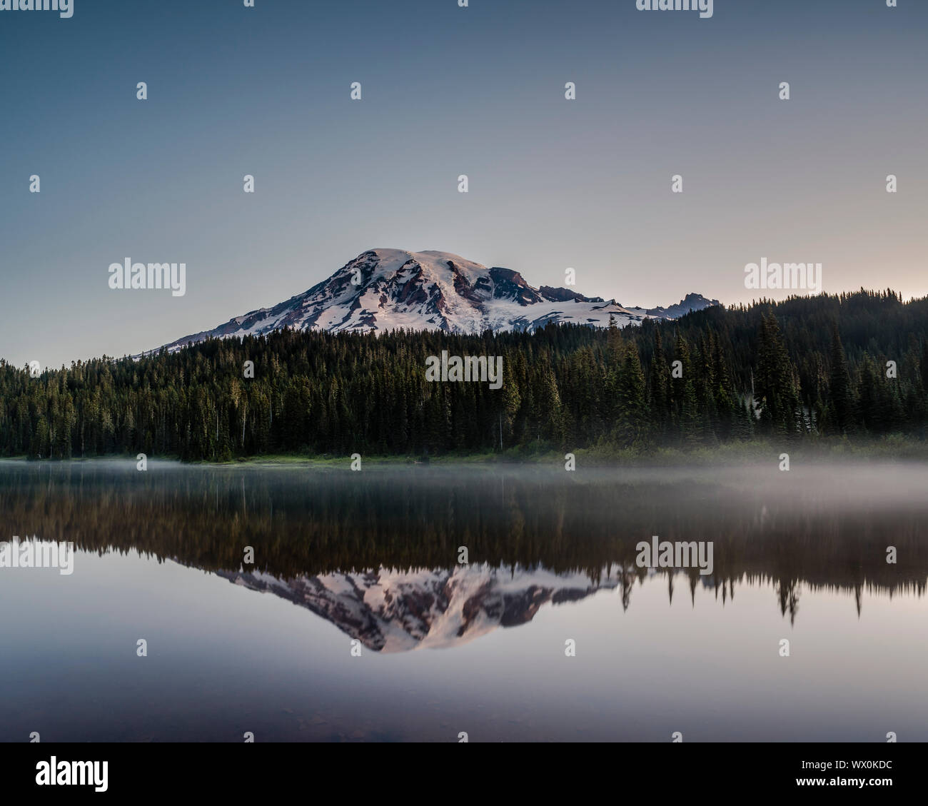 La riflessione di Mount Rainier all'alba, la riflessione sul lago, nello Stato di Washington, Stati Uniti d'America, America del Nord Foto Stock