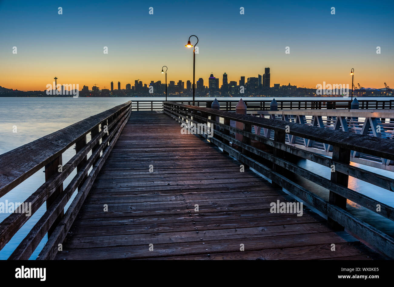 Il molo di legno e lo skyline all'alba, Alki Beach, Seattle, nello Stato di Washington, Stati Uniti d'America, America del Nord Foto Stock