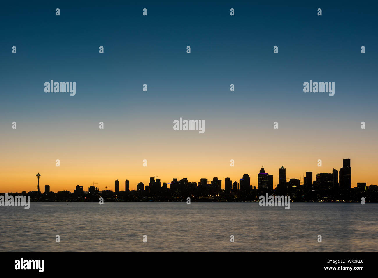 Lo skyline di Seattle all'alba, come visto da di Alki Beach, Seattle, nello Stato di Washington, Stati Uniti d'America, America del Nord Foto Stock