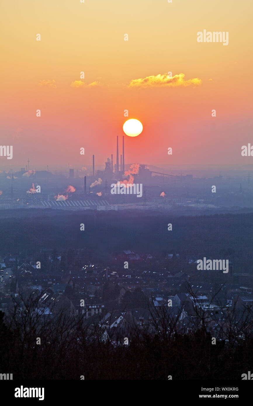 Vista dalla punta di bottino di Haniel di paesaggio industriale al tramonto, Bottrop, la zona della Ruhr, Germania, Europa Foto Stock