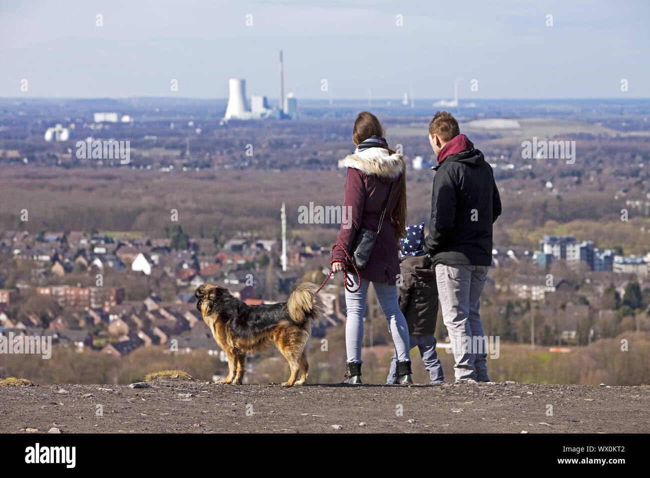 Famiglia con cane sulla punta di bottino Haniel, Bottrop, la zona della Ruhr, Renania settentrionale-Vestfalia, Germania, Europa Foto Stock