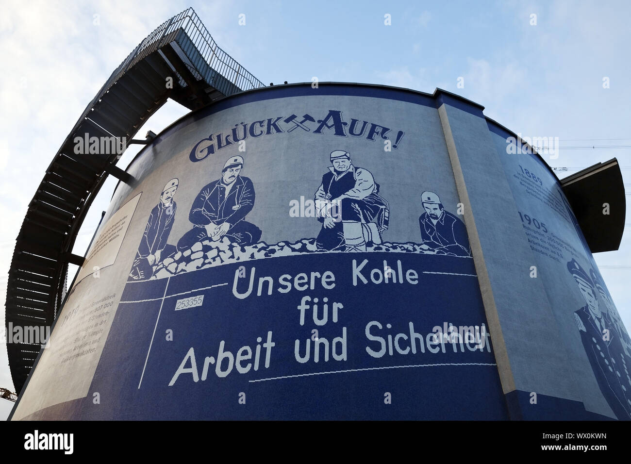 Opera d'arte sulla digestione del serbatoio del vecchio impianto di acque reflue, Emscher arte, Herne, Germania Europa Foto Stock