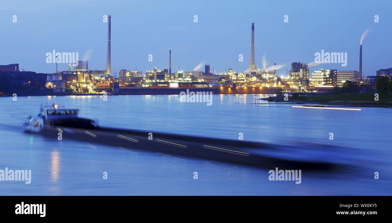 Navigazione sul fiume Reno e Chempark in Uerdingen nel crepuscolo, Krefeld, Basso Reno, Germania, Europa Foto Stock