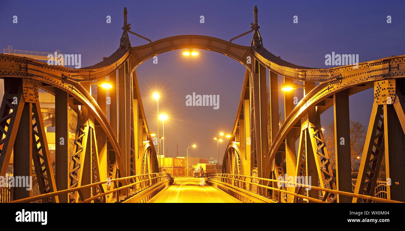 Storico ponte di oscillazione in serata, porto sul Reno, Krefeld, Basso Reno, Germania, Europa Foto Stock