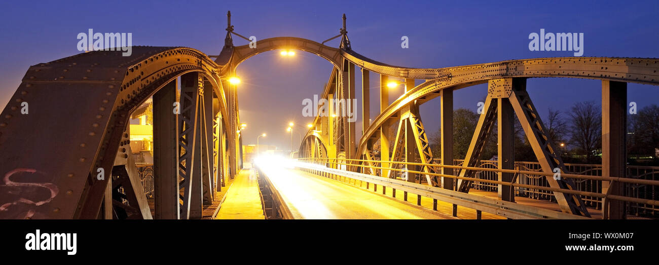 Storico ponte di oscillazione in serata, porto sul Reno, Krefeld, Basso Reno, Germania, Europa Foto Stock