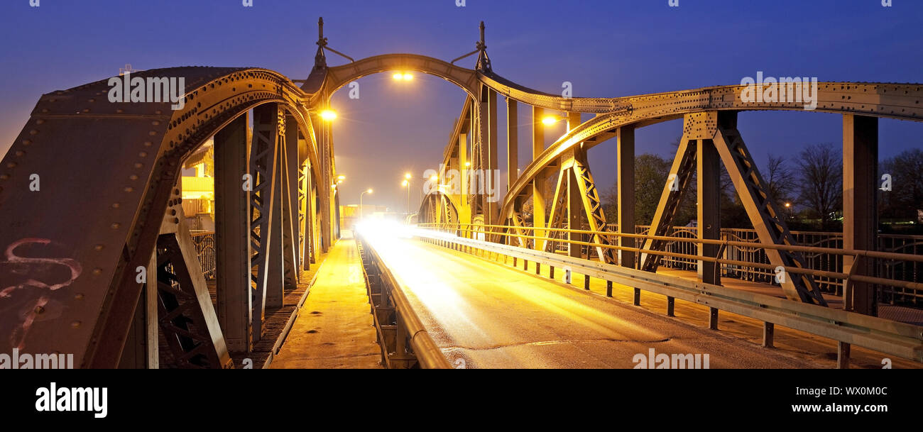 Storico ponte di oscillazione in serata, porto sul Reno, Krefeld, Basso Reno, Germania, Europa Foto Stock