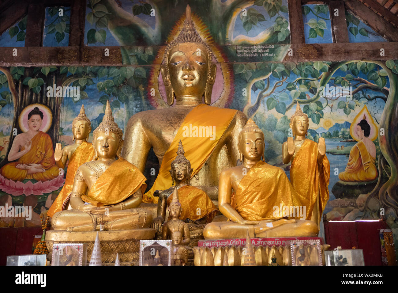 Laos, novembre 2016. Interni nel tempio buddista Foto Stock