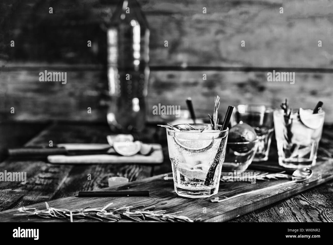 In bianco e nero. Il consumo di alcol, cocktail mojito, bere, estate, menta, spazio di copia Foto Stock