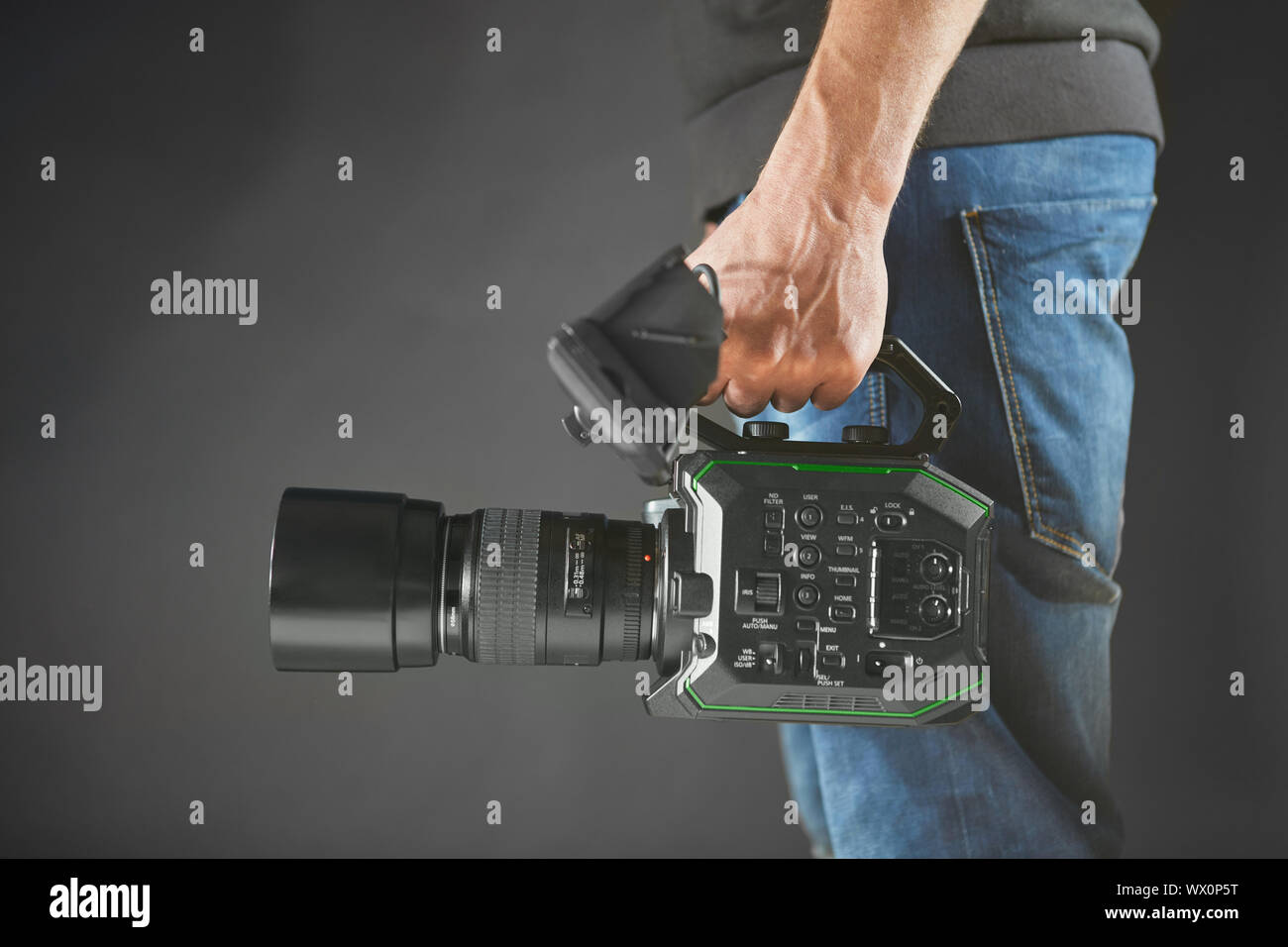 Kiev, Ucraina - 22 Aprile 2018: cameraman tenendo la sua videocamera professionale Panasonic AU-EVA1 in studio Foto Stock