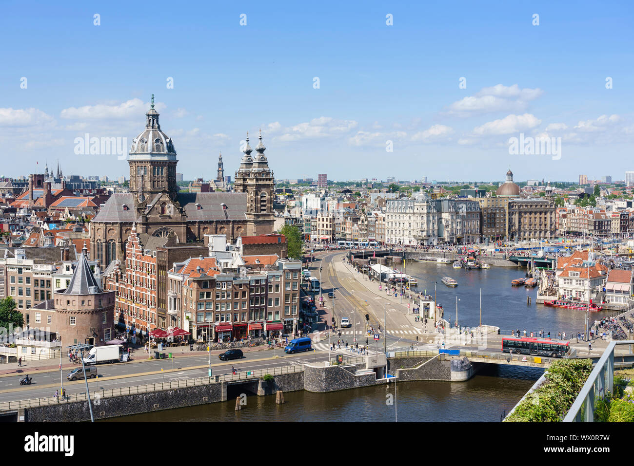 Angolo di Alta Vista del centro di Amsterdam con la Chiesa di San Nicola e la torre, Amsterdam, Olanda Settentrionale, Paesi Bassi, Europa Foto Stock