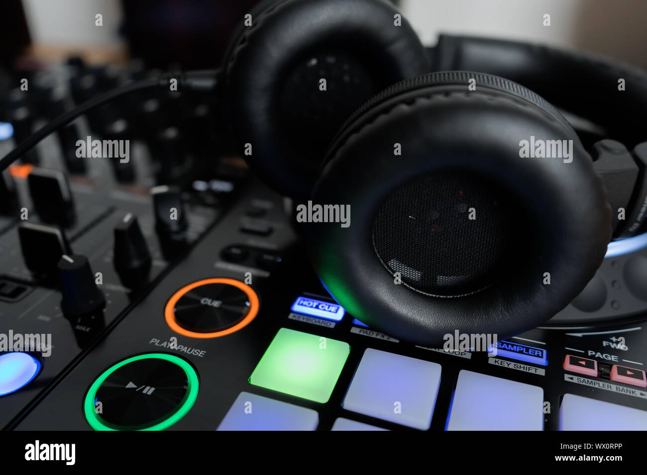 Cuffie professionali per DJ sul mixer audio controller Foto Stock