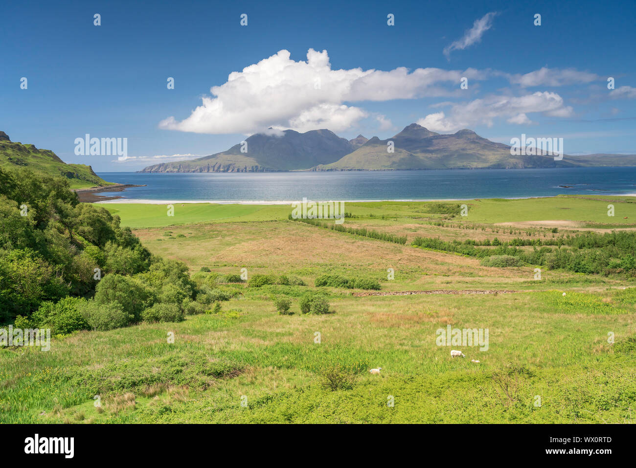 Laig Bay, Cleadale e la lontana isola di Rum a metà estate, piccole isole Ebridi Interne, Scotland, Regno Unito, Europa Foto Stock