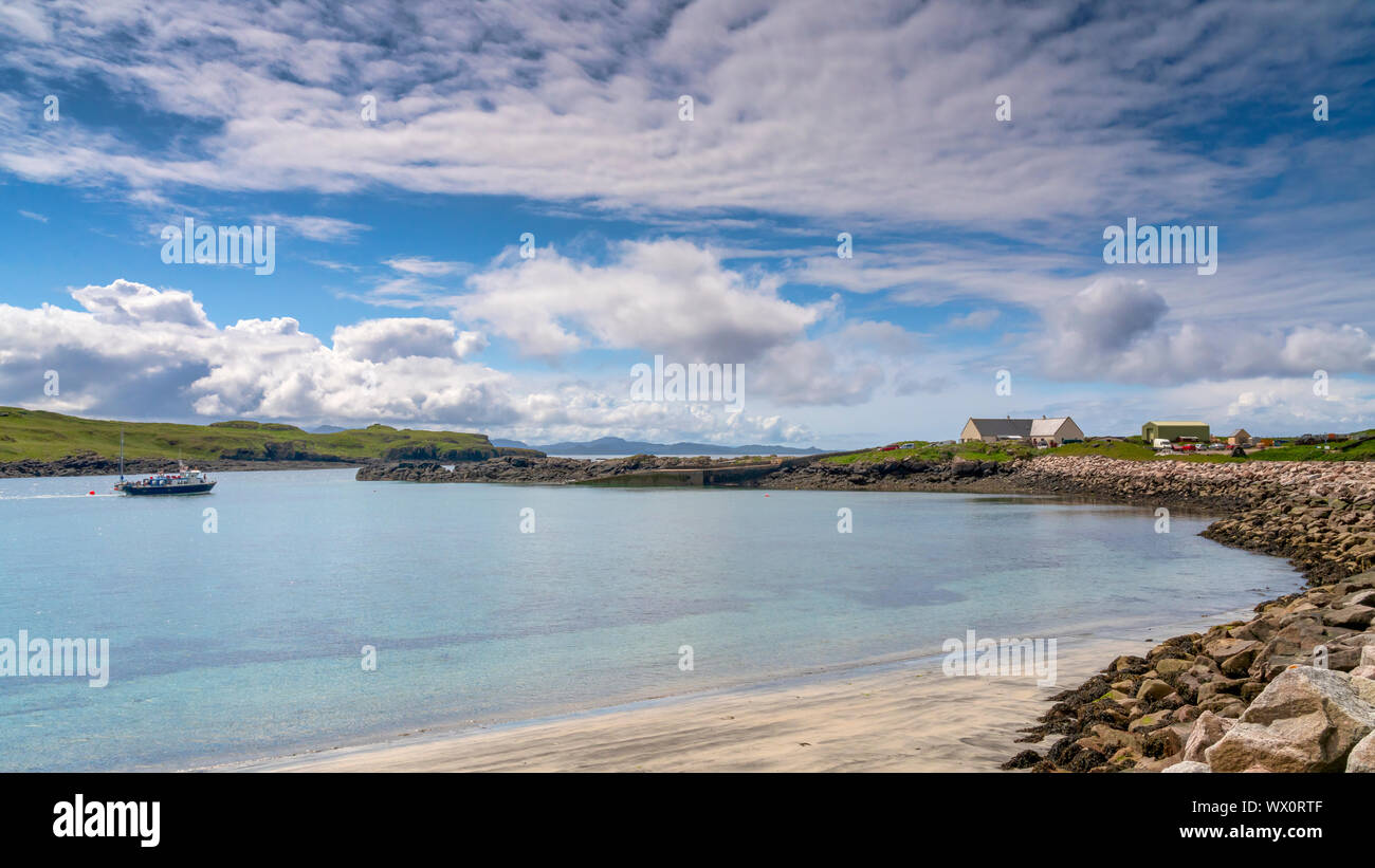 Galmisdale Bay a metà estate, Isola di Eigg, piccole isole Ebridi Interne, Scotland, Regno Unito, Europa Foto Stock