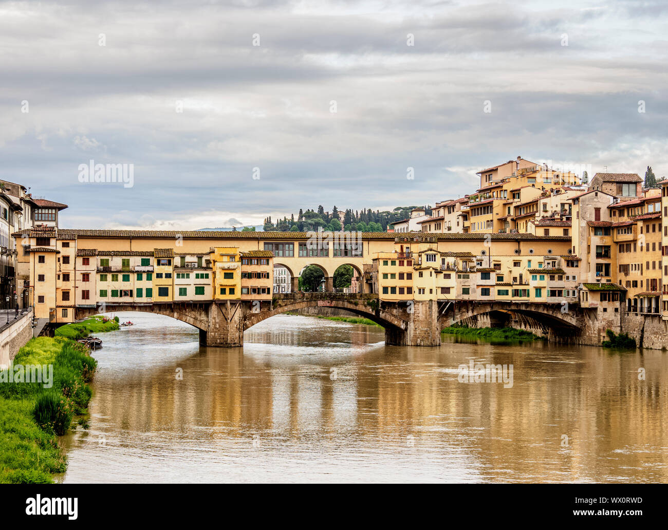 Ponte Vecchio e dal fiume Arno, Firenze, Sito Patrimonio Mondiale dell'UNESCO, Toscana, Italia, Europa Foto Stock