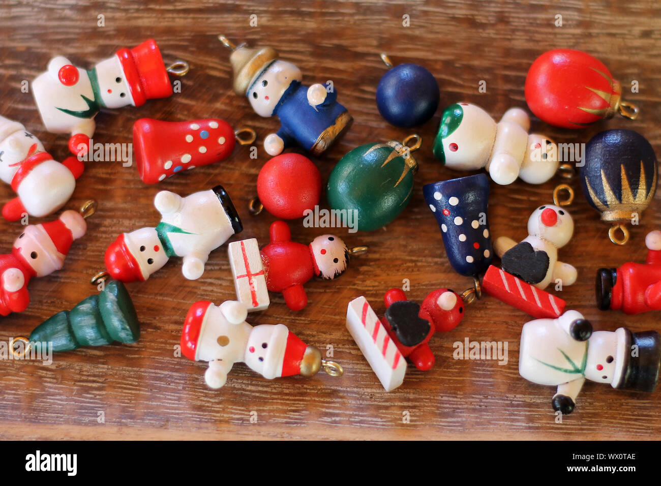 Europeo tradizionale giocattolo di natale su sfondo di legno vicino. Foto Stock