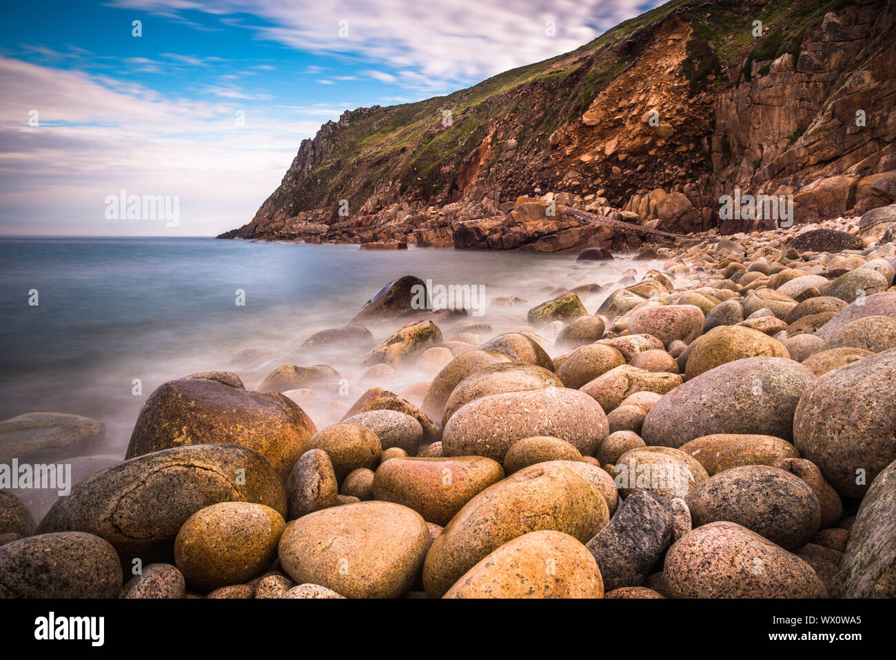 Porth Nanven, una grotta rocciosa vicino Land's End, Cornwall, England, Regno Unito, Europa Foto Stock