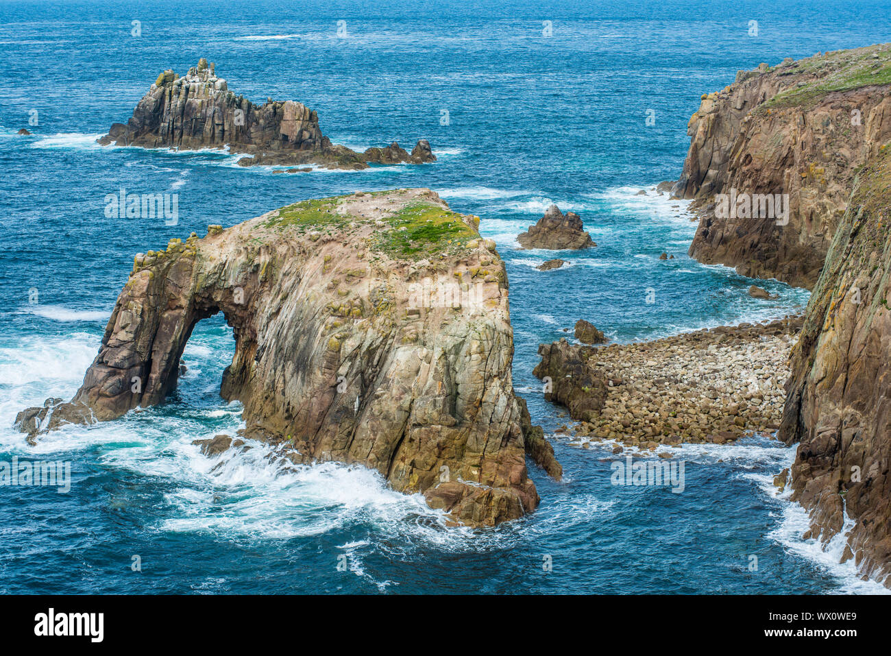 Enys Dodnan e il Cavaliere armato formazioni rocciose a Lands End, Cornwall, England, Regno Unito, Europa Foto Stock