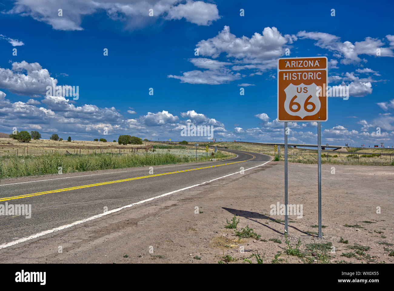 Un cartello stradale che segna il percorso storico 66 appena ad ovest della forcella di cenere, Arizona, Stati Uniti d'America, America del Nord Foto Stock