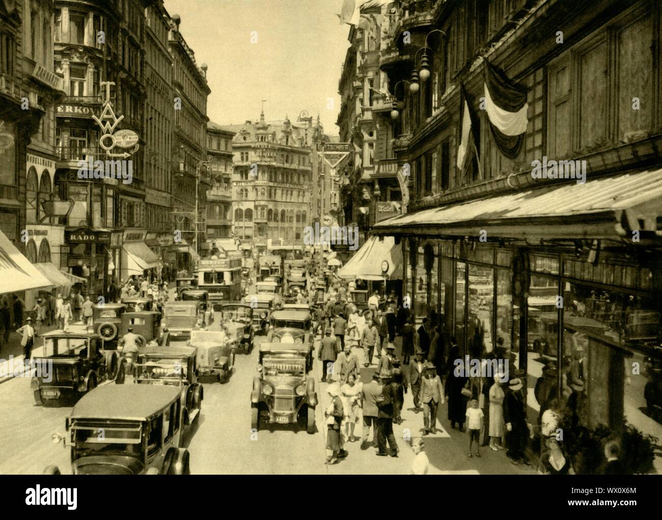 K&#xe4;rntner Stra&#xdf;e, Vienna, Austria, c1935. K&#xe4;rntner Stra&#xdf;e (strada della Carinzia) è una famosa strada dello shopping nel centro di Vienna. Esso risale almeno al XIII secolo quando gli strati Carintianorum era una rotta commerciale per la provincia meridionale della Carinzia. Da "&#xd6;sterreich - Land und Volk", (l'Austria, la terra e la gente). [R. Lechner (Wilhelm M&#xfc;iler), Vienna, c1935] Foto Stock