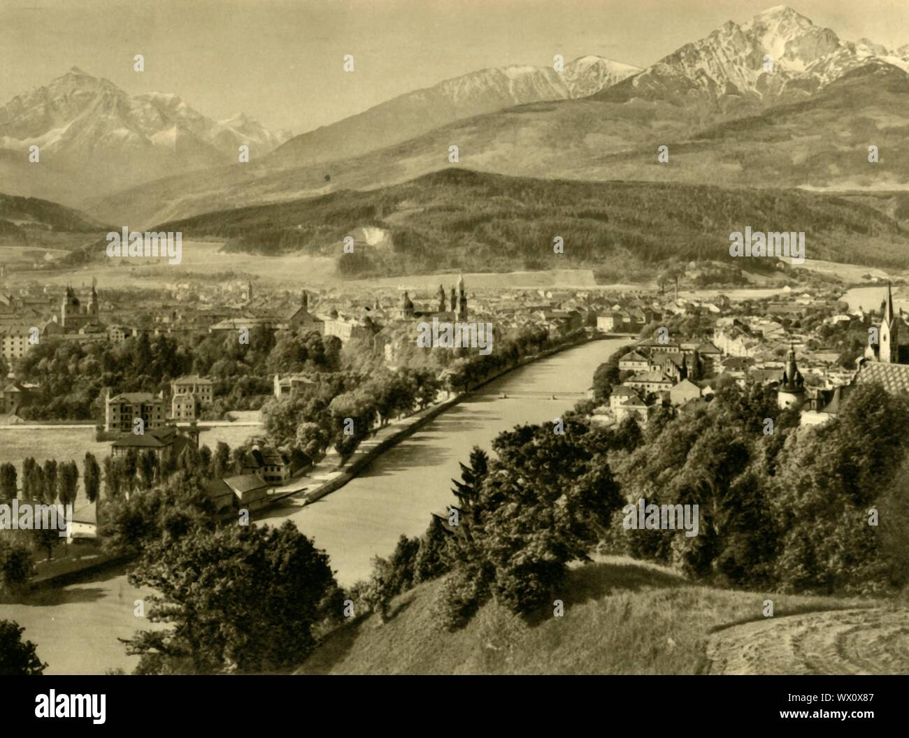 Innsbruck, in Tirolo, Austria, c1935. La città di Innsbruck sul fiume Inn è situato nella valle tra il nord la catena delle Alpi di Karwendel e il picco di Patscherkofel. Da "&#xd6;sterreich - Land und Volk", (l'Austria, la terra e la gente). [R. Lechner (Wilhelm M&#xfc;iler), Vienna, c1935] Foto Stock