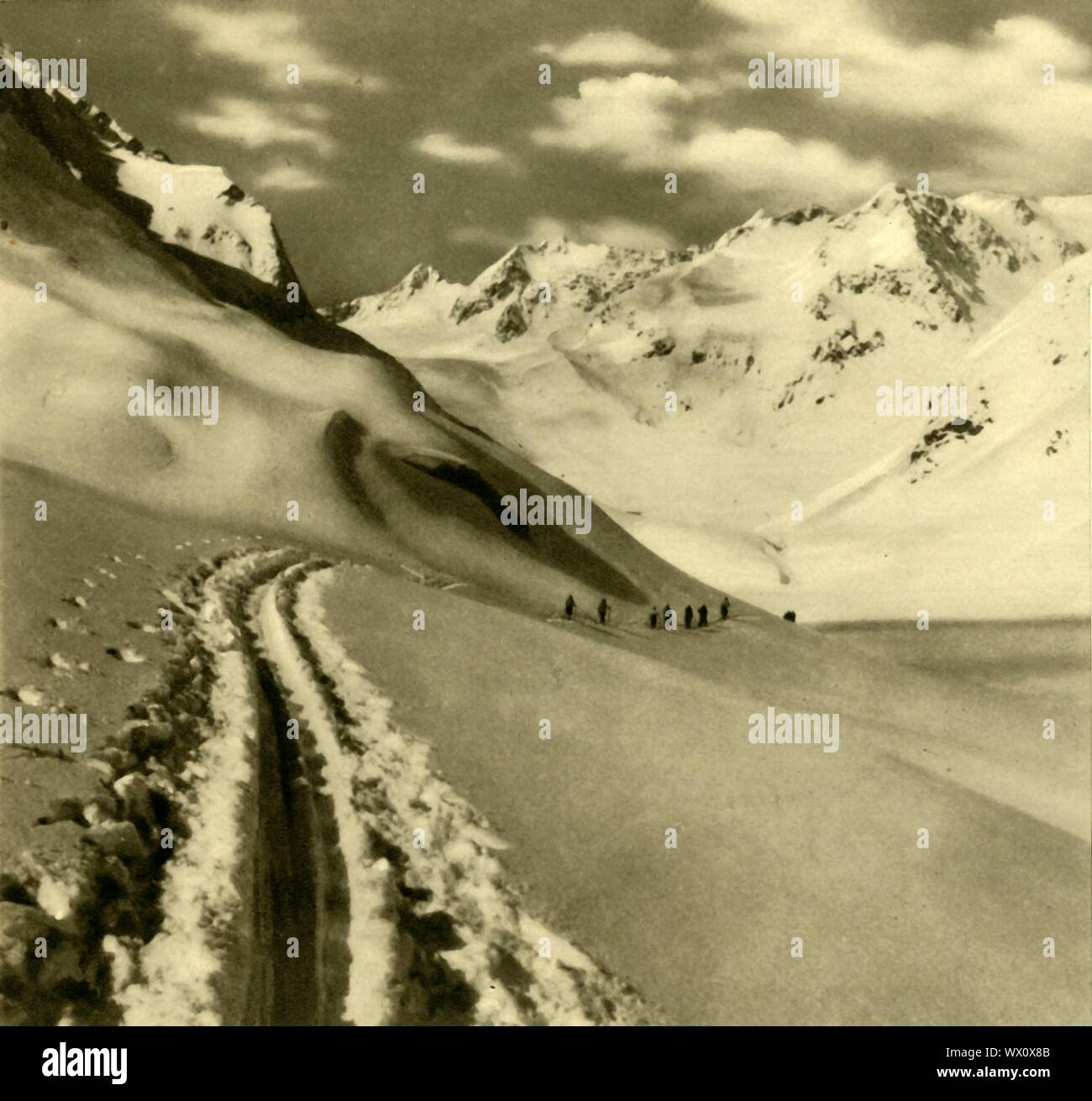 Sciare sull'Alpeiner Ferner ghiacciaio delle Alpi dello Stubai, Austria, c1935.da "&#xd6;sterreich - Land und Volk", (l'Austria, la terra e la gente). [R. Lechner (Wilhelm M&#xfc;iler), Vienna, c1935] Foto Stock