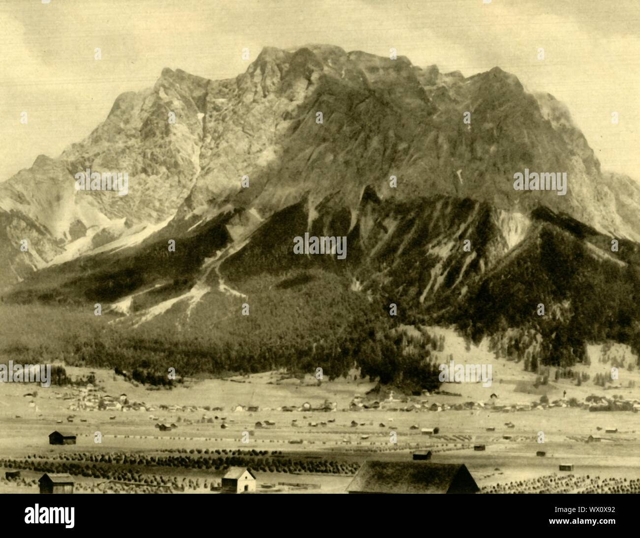 Ehrwald e le montagne del Wetterstein, Tirolo, Austria, c1935. Vista della città di Ehrwald nelle Alpi austriache. Da "&#xd6;sterreich - Land und Volk", (l'Austria, la terra e la gente). [R. Lechner (Wilhelm M&#xfc;iler), Vienna, c1935] Foto Stock