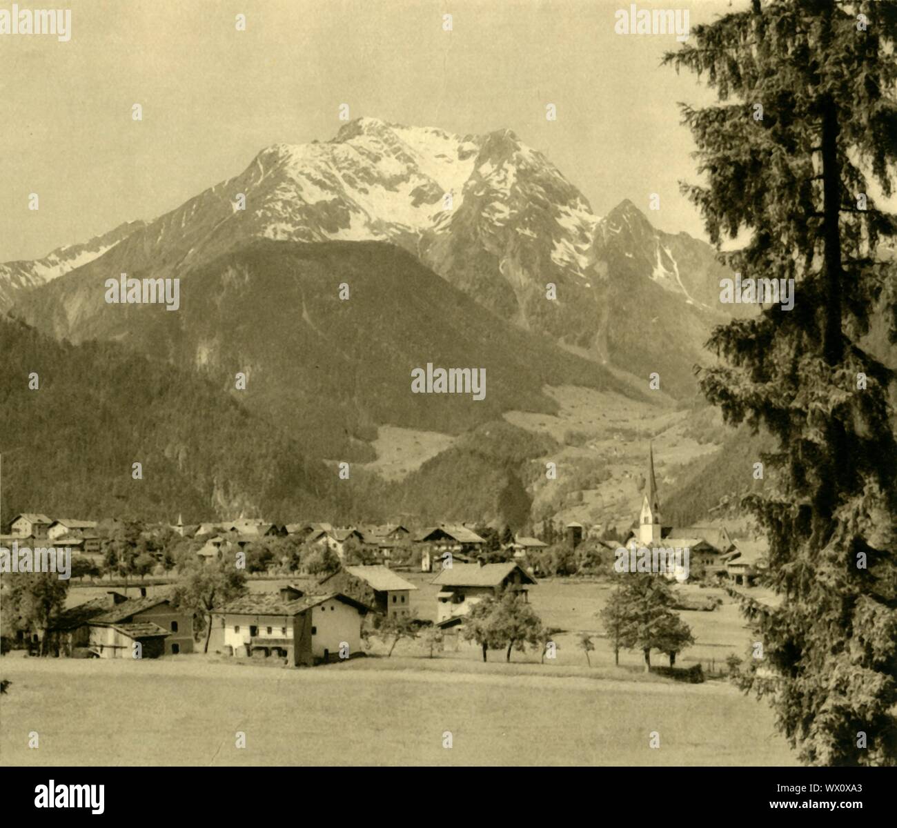 Mayrhofen, Zillertal Austria, c1935. Vista della città di Mayrhofen nel fiume Ziller valley, Tirolo. Da "&#xd6;sterreich - Land und Volk", (l'Austria, la terra e la gente). [R. Lechner (Wilhelm M&#xfc;iler), Vienna, c1935] Foto Stock