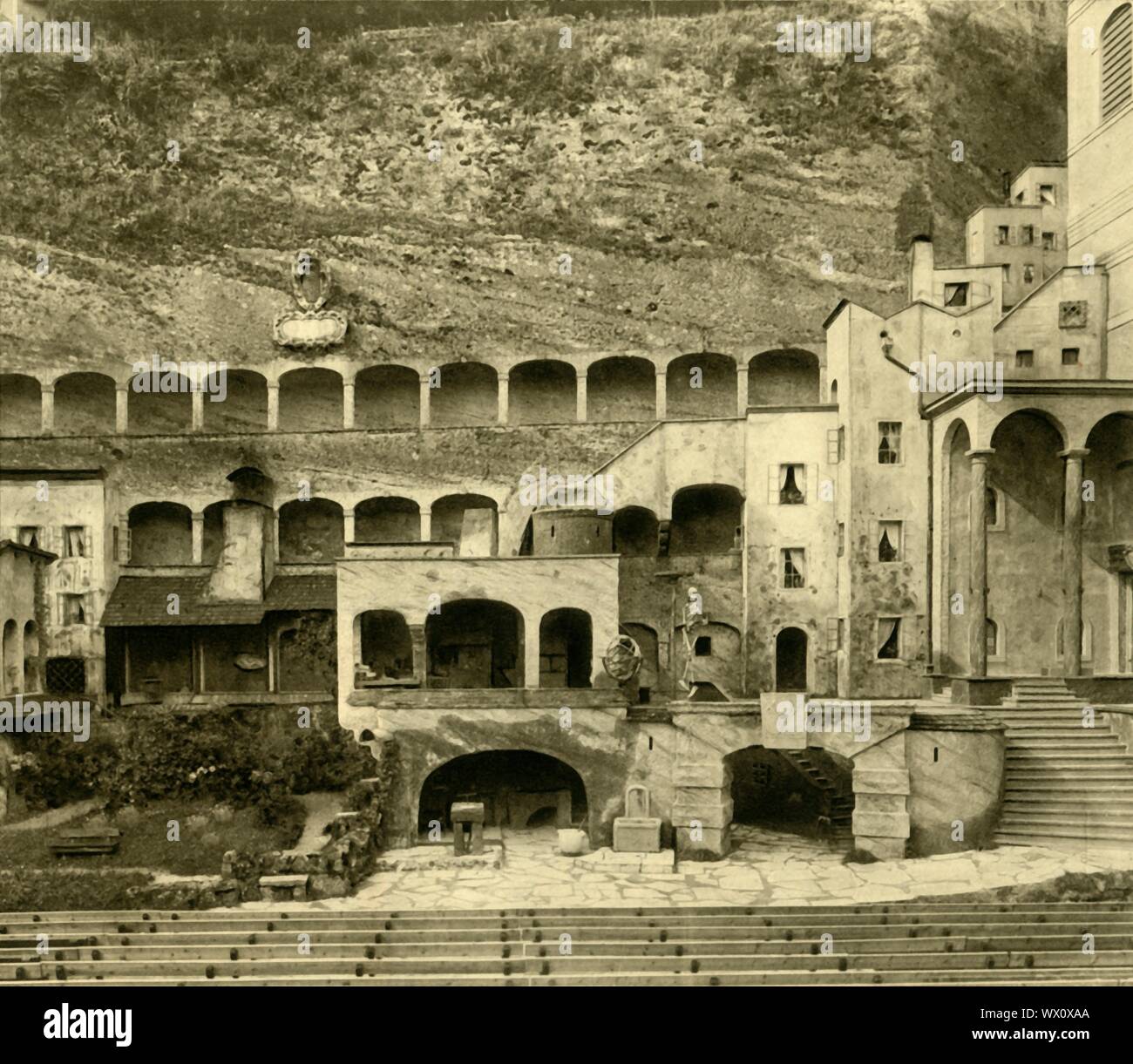 'Faust città' nella Felsenreitschule, Salisburgo, Austria, c1935. La Felsenreitschule (letteralmente 'rock riding school'), costruito in un ex cava, è stato originariamente utilizzato come un estate scuola di equitazione. Dal 1926 era l'impostazione per il teatro all aperto per spettacoli del Festival di Salisburgo. Fauststadt ("Faust Città") si riferisce a un 1933 produzione di Goethe "Faust". Il teatro era uno dei luoghi nel 1965 film "Sound of Music". Da "&#xd6;sterreich - Land und Volk", (l'Austria, la terra e la gente). [R. Lechner (Wilhelm M&#xfc;iler), Vienna, c1935] Foto Stock